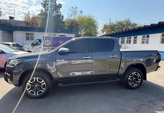 TOYOTA HILUX 2.8 D-4D TURBO DIESEL CD SRV 4X4 AUTOMÁTICO